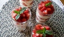 Lekki deser jogurtowo-truskawkowy